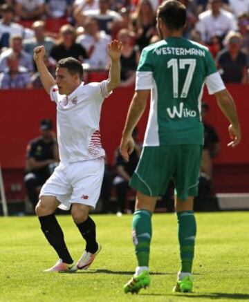 Gameiro celebra el primer gol del Sevilla. 