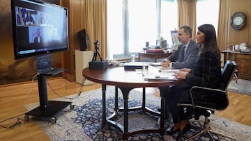 Fotografía facilitada por la Casa de Su Majestad el Rey.- El Rey Felipe y la Reina Letizia durante la videoconferencia que han mantenido con personalidades del ámbito del Deporte, este lunes en el Palacio de la Zarzuela.- EFE/Casa de Su Majestad el Rey