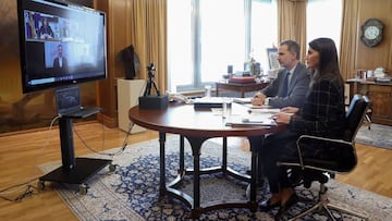  Fotograf&iacute;a facilitada por la Casa de Su Majestad el Rey.- El Rey Felipe y la Reina Letizia durante la videoconferencia que han mantenido con personalidades del &aacute;mbito del Deporte, este lunes en el Palacio de la Zarzuela.- EFE/Casa de Su Majestad el Rey