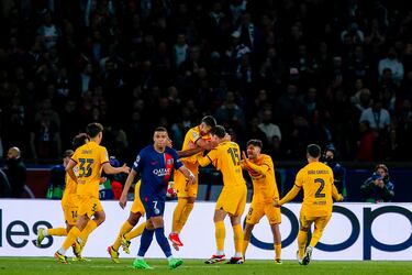 2-3. Kylian Mbappé tras el tercer gol que marca Andreas Christensen.