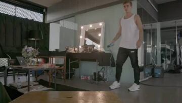 Griezmann se apunta al 'Bottle Flip Challenge' y reta a Bolt