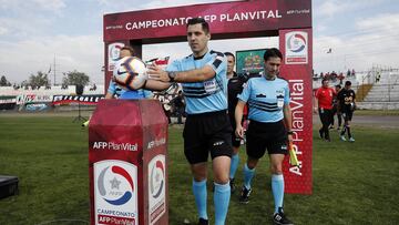 Futbol, Palestino vs Colo Colo.
 Quinta fecha, segunda vuelta Campeonato 2019.
 El arbitro Cristian Garay, dirige el partido entre Palestino y  Palestino por primera division en el estadio La Cisterna de Santiago, Chile.
 24/08/2019
 Felipe Zanca/Photosport
 
 Football, Palestino vs Colo Colo.
 Fifth date, second round Championship 2019.
 Referee Cristian Garay, direct the game Palestino against Colo Colo during the first division match held at La Cisterna stadium in Santiago, Chile.
 24/08/2019
 Felipe Zanca/Photosport