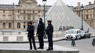 A group of thieves stole several imperial jewels from the Louvre Museum in Paris, forcing the museum to close.