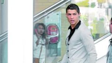 <b>EN LA CLÍNICA. </b>AS cazó ayer a Cristiano a su llegada a la clínica.