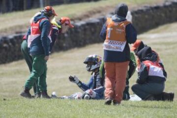 Enea Bastianini sufrió una caída y fue atropellado por otros pilotos, al igual que John McPhee. Se paró la carrera de Moto3 por el incidente.