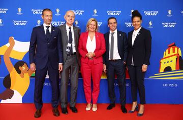 El presidente de la UEFA Aleksander Ceferin, el director del torneo Euro 2024 Philipp Lahm, el presidente de la Asociación Alemana de Fútbol Bernd Neuendorf, la Ministra del Interior alemana Nancy Faeser y la embajadora de la Euro 2024 Celia Sasic ante el sorteo