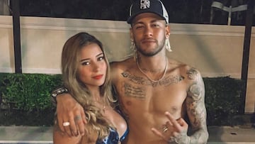 El futbolista brasileño Neymar con la modelo también brasileña Mari Tavares durante las Navidades 2018.