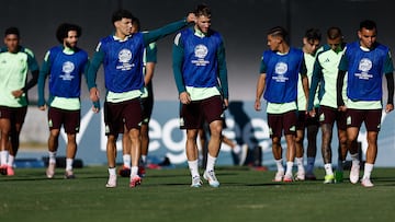 INGLEWOOD, CALIFORNIA - JUNE 25: Jorge Sanchez (L) and Santiago Gimenez of Mexico take part in a training session ahead of their match against Venezuela as part of CONMEBOL Copa America USA 2024 at Drake Stadium - UCLA on June 25, 2024 in Inglewood, California. Buda Mendes/Getty Images/AFP (Photo by Buda Mendes / GETTY IMAGES NORTH AMERICA / Getty Images via AFP)