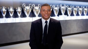 Kylian Mbappé, en la sala de las 15 Champions durante la entrevista que concedió a los medios oficiales del Real Madrid.