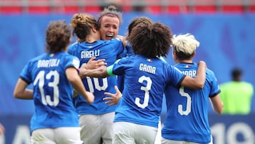 TOL13. Valenciennes (France), 09/06/2019.- Italian players celebrate after the FIFA Women's World Cup 2019 Group C soccer match between Australia and Italy in Valenciennes, France, 09 June 2019. (Mundial de Fútbol, Francia, Italia) EFE/EPA/TOL