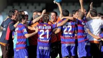 <b>SALVACIÓN. </b>El Huesca festejó sobre el césped de Balaídos una victoria que le permite quedarse otro año más en Segunda.