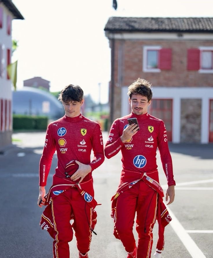 Charles Leclerc y su hermano Arthur en Maranello.