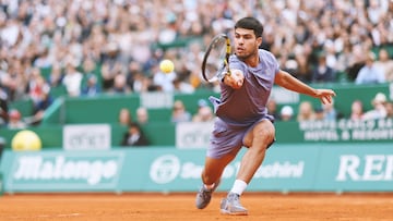 Carlos Alcaraz se estira para golpear una bola.