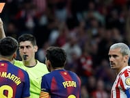 Gerard Martín en el momento de su expulsión contra el Atlético de Madrid.