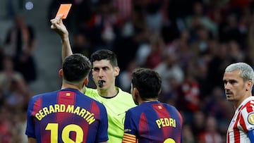Mateo Busquets Ferre saca tarjeta roja a Gerard Martín, aunque luego se la quitó.