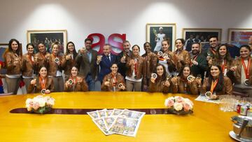 Las Guerreras de la Selecci&oacute;n Espa&ntilde;ola de Balonmano posan con la medalla de plata lograda en el Mundial de Jap&oacute;n durante su visita a la redacci&oacute;n de AS.