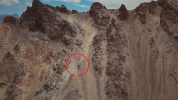 Nico Vink montando en bici por los Andes