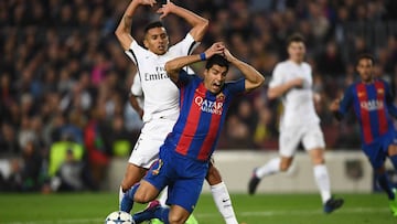 Marquinhos y Luis Su&aacute;rez en la jugada del penalti.