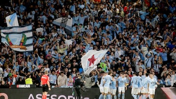 La afición del Celta celebra el gol con el que su equipo empató a uno en el Real Madrid.