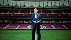 Enrique Cerezo, presidente del Atlético, posa para AS sobre el césped del Cívitas Metropolitano.