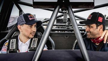 Lorenzo probó las dunas con el coche de Al-Attiyah