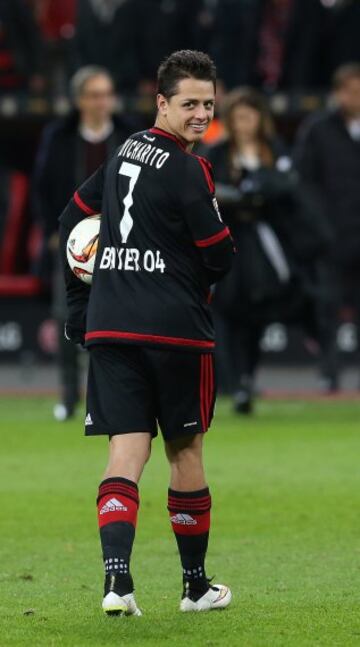 El 12 de diciembre Chicharito se vistió de figura al convertir tres de los cinco goles con los que el Leverkusen aplastó 5-0 al Borussia Mönchengladbach en actividad de la fecha 16 de la Bundesliga. Además, fue la primera ocasión que el delantero consiguió un hat-trick en el fútbol europeo, pues no lo logró ni con el Manchester United ni con el Real Madrid.