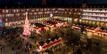 Es el más tradicional y famoso de todos, y se hace en la famosa plaza desde el siglo XIX.  Los puestos de figuritas del Belén, adornos navideños y artículos de bromas son un clásico de la ciudad. Abre desde el 27 de noviembre hasta el 31 de diciembre. Horarios: Domingo a jueves: 10:00 - 21:00 h. Viernes, sábados y víspera de festivos: 10:00 - 22:00 h (horario ininterrumpido).