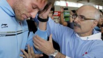 <b>LÁGRIMAS. </b>Michu no pudo contener sus emociones y rompió a llorar en el aeropuerto de Peinador tras regresar de Granada.