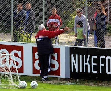 Se cumplen cinco años del fallecimiento de la leyenda del Atlético de Madrid. Como entrenador ha dirigido a nueve clubes: Atlético de Madrid, Betis, Barcelona, Espanyol, Sevilla, Valencia, Oviedo, Mallorca, Fenerbahçe además de haber sido seleccionador del combinado nacional español. En su palmarés hay 4 Copas del Rey (tres con el Atleti y una con el Barcelona), una Liga, una Supercopa de España, una Copa Intercontinental con los rojiblancos y la Eurocopa de 2008 con la selección española. A esto hay que sumarle qu ha sido galardonado con la medalla de oro de la Real Orden del Mérito Deportivo y Premio IFFHS como mejor seleccionador del año.