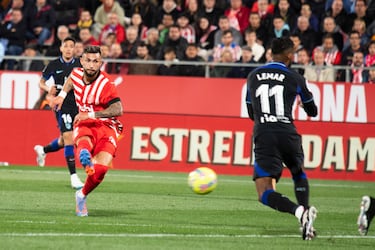 Taty Castellanos dispara a la portería de Jan Oblak desde el borde del área grande colchonera.