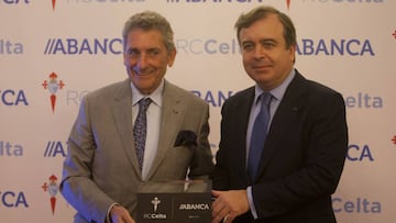 El presidente del Celta, Carlos Mouri&ntilde;o y el consejero delegado de Abanca Francisco Botas, durante la firma del acuerdo de patrocinio.