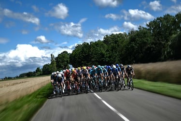 El pelotón, durante la sexta etapa, en la campiña de Borgoña.
