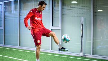 Santiago Arias, lateral del Bayer Leverkusen se encuentra en la fase final de su recuperación y ya empezó trabajos específicos como el toque de balón