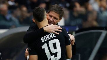 Soccer Football - Champions League - Group D - Eintracht Frankfurt v Olympique de Marseille - Deutsche Bank Park, Frankfurt, Germany - October 26, 2022 Eintracht Frankfurt coach Oliver Glasner talks to Rafael Santos Borre REUTERS/Heiko Becker