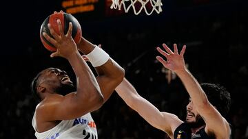 BARCELONA, 16/04/2023.- El ala pívot francés del Real Madrid Guerschon Yabusele (i) lanza ante el alero del Barcelona Alex Abrines durante el partido de Liga Endesa de baloncesto que se disputa este domingo en el Palau Blaugrana. EFE/ Enric Fontcuberta.