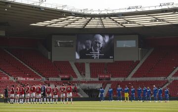 Minuto de silencio antes del inicio del partido entre el Middlesbrough y el Queens Park Rangers. 