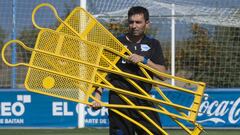 Asier Garitano, que est&aacute; muy cuestionado, prepara una sesi&oacute;n de entrenamiento del Alav&eacute;s en Ibaia. 