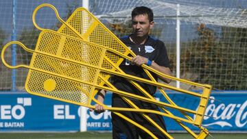 Asier Garitano, que est&aacute; muy cuestionado, prepara una sesi&oacute;n de entrenamiento del Alav&eacute;s en Ibaia. 