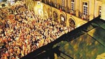 <b>SINTONÍA</b>. Pese a los incidentes previos, aficionados de Holanda y Alemania que no acudieron al campo vieron juntos el partido.