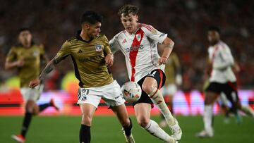 Colo-Colo's defender Erick Wiemberg (L) and River Plate's forward Facundo Colidio fight for the ball during the Copa Libertadores quarter-final second leg football match between Argentina's River Plate and Chile's Colo Colo at the Mas Monumental stadium in Buenos Aires, on September 24, 2024. (Photo by Luis ROBAYO / AFP)