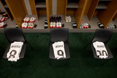 Así lucía el vestuario del Real Madrid antes del inicio del encuentro frente al Paris Saint-Germain Football Club.