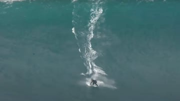 Surfista surfeando una ola gigante el 8 de diciembre del 2023 en Praia do Norte, Nazar¨¦, Portugal.