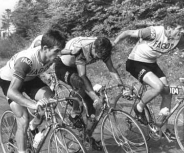 Luis Ocaña es ayudado por su equipo tras una caída en el Tour de Francia del año 1969.
 