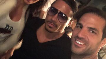 El futbolista Cesc F&agrave;bregas con su pareja, Daniella Seeman, y con el chef turco Salt Bae en su restaurante Nusr-Et de Dubai. 