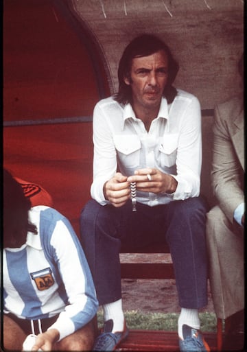 Campe車n del mundo con Argentina en el Mundial 78 (Argentina). Menotti fue centrocampista y adem芍s de jugar en Argentina (Rosario Central, Racing, Boca Juniors). tambi谷n jugo en Estados Unidos (The Generals de Nueva York) y en Brasil jug車 en el Santos de Pel谷 y en el Juventus de Sao Paulo. En 1972 debut車 como t谷cnico en el Club Atl谷tico Hurac芍n y, gracias a salir campe車n en 1973, fue nombrado seleccionador de Argentina en 1974.
