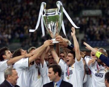 La Octava. Los jugadores del Real Madrid alzan el título de Champions conseguido en 2000 contra el Valencia. Primera final entre dos equipos del mismo país.