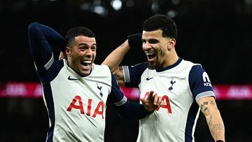 Soccer Football - Carabao Cup - Quarter Final - Tottenham Hotspur v Manchester United - Tottenham Hotspur Stadium, London, Britain - December 19, 2024 Tottenham Hotspur's Dominic Solanke celebrates scoring their third goal with Pedro Porro REUTERS/Dylan Martinez EDITORIAL USE ONLY. NO USE WITH UNAUTHORIZED AUDIO, VIDEO, DATA, FIXTURE LISTS, CLUB/LEAGUE LOGOS OR 'LIVE' SERVICES. ONLINE IN-MATCH USE LIMITED TO 120 IMAGES, NO VIDEO EMULATION. NO USE IN BETTING, GAMES OR SINGLE CLUB/LEAGUE/PLAYER PUBLICATIONS. PLEASE CONTACT YOUR ACCOUNT REPRESENTATIVE FOR FURTHER DETAILS.. TPX IMAGES OF THE DAY