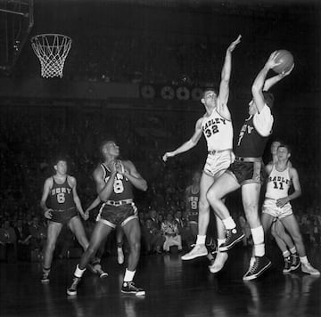 Juegos arreglados en el baloncesto universitario de Nueva York. 1950. 
En 1950, el City College of New York ganó los torneos NIT y NCAA. Luego se descubrió un arreglo de juegos organizado por la mafia de Nueva York. Treinta y dos jugadores fueron arrestados por haber arreglado 86 juegos entre 1947 y 1950.
