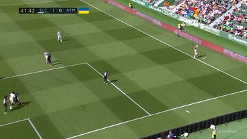 Más leña al fuego con los árbitros: el gol del Elche que no debió subir y que deja al Atleti sin la 2ª plaza