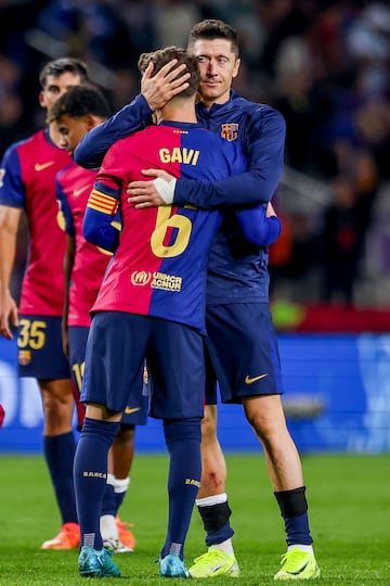 Ovación atronadora en el minuto 83 para el mediocentro sevillano que recibió el brazalete de capitán de Pedri antes de entrar en el rectángulo de juego. Gavi es felicitado por sus compañeros al final del partido.